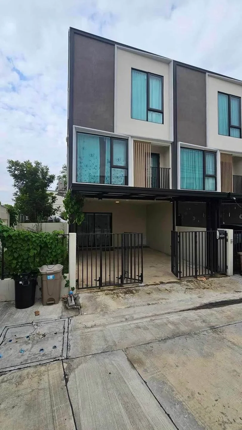 3-Story Corner Home Altitude Kraf Bangna - main